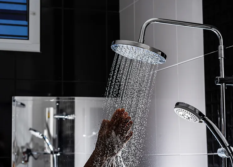 serviços-close-up-water-flowing-from-shower-bathroom